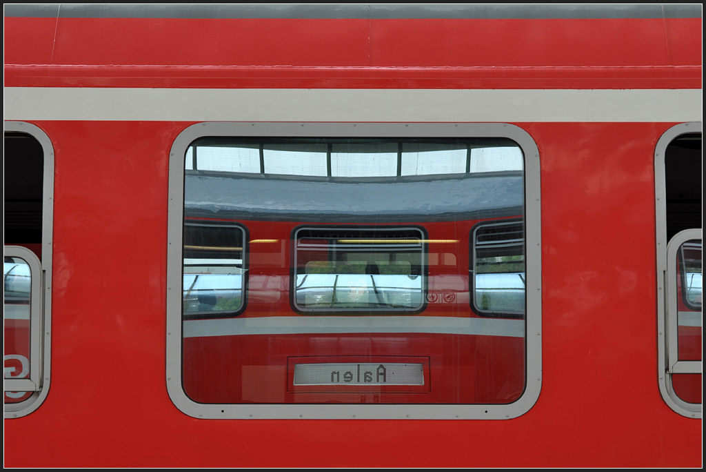 Dosto im Buntling - 

Regionalverkehrswagen im Hauptbahnhof Stuttgart. 

30.04.2012 (J)