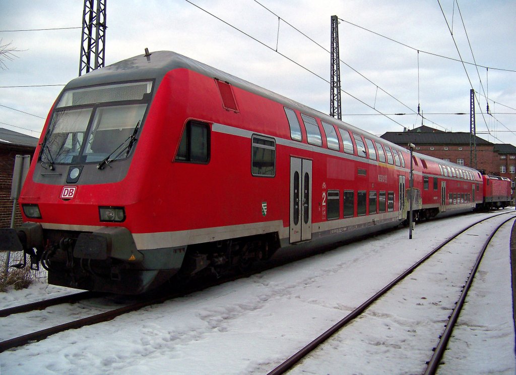 Dosto-Garnitur mit 143 126 abgestellt in Zwickau Hbf, 21.2.010.