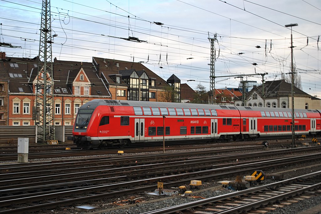 Dosto Steuerwagen, fhrt am 14.11.10, mit RE aus Braunschweig nach Bielefeld in Hannover HBF ein.
