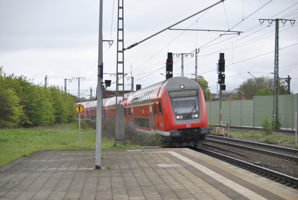 Dosto Steuerwagen, mit RE nach Bielefeld, f�hrt am 07.05.2010 in Lehrte ein.