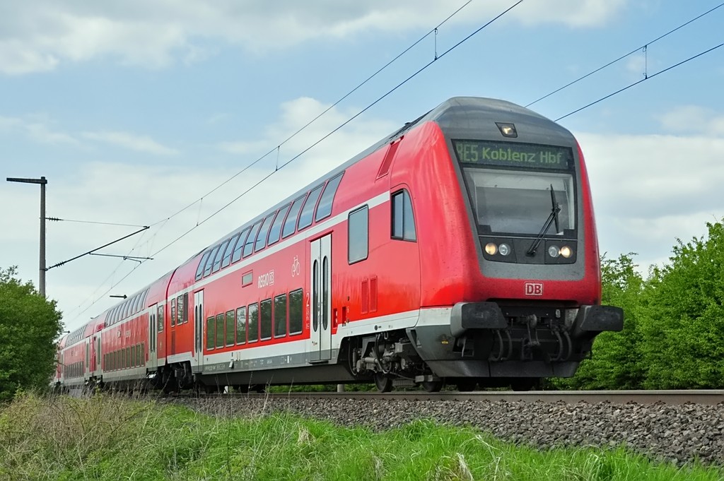 Dosto-Steuerwagen RE5, geschoben von 146 023-7, nach Koblenz-Hbf zwischen Brhl und Bonn  - 15.04.2011