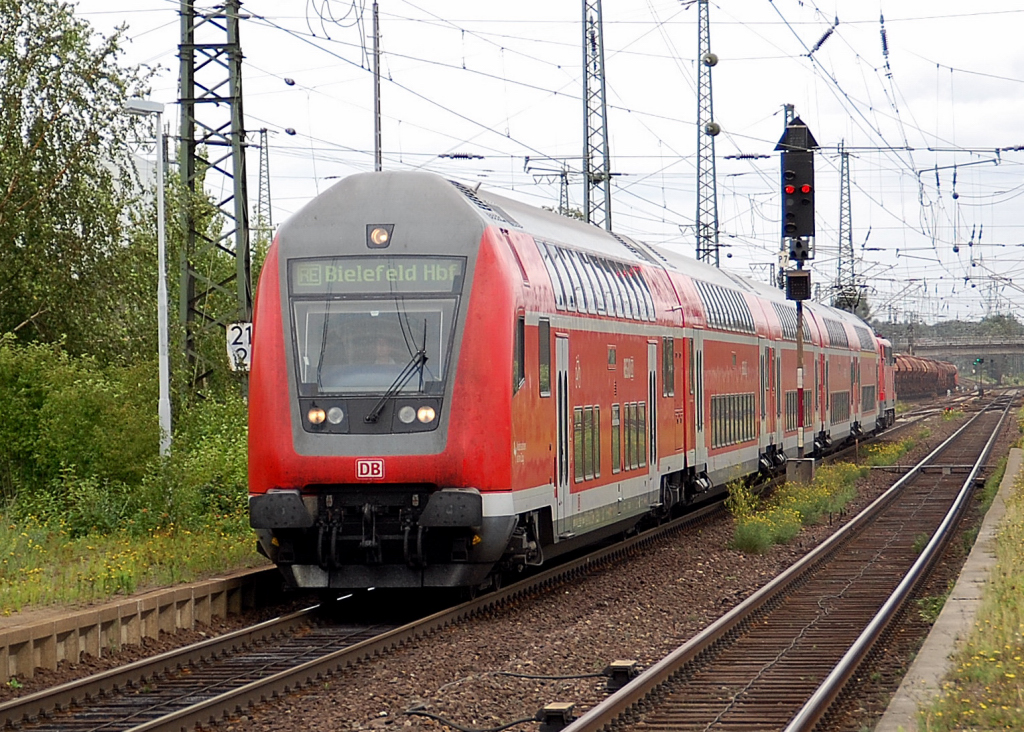 Dostocksteuerwagen voraus als RE nach Bielefeld ist der Zug am Freitag den 22 Juli 2011 durch Wunstorf zu sehen.