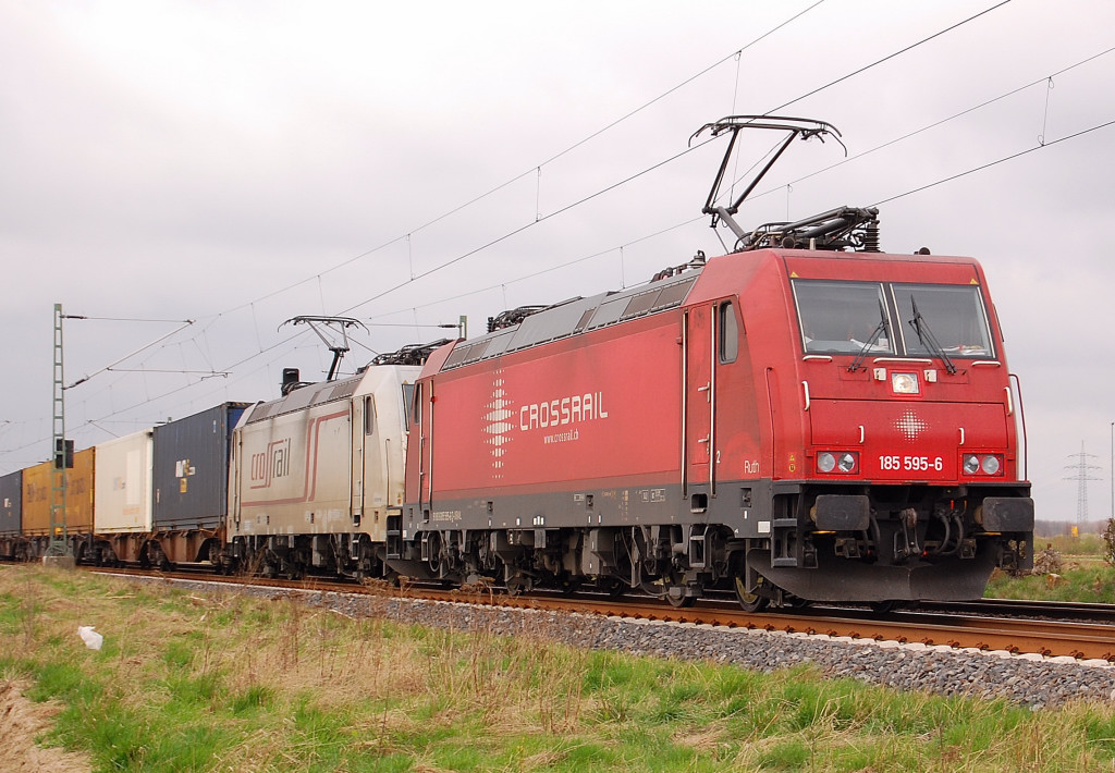 Doubblecross:-) im Doppelpack ziehen die 185 595-6 und die Schwesterlok 185 579-0 einen Containerzug �ber die Kbs 495 bei Allerheiligen. 30.3.2012