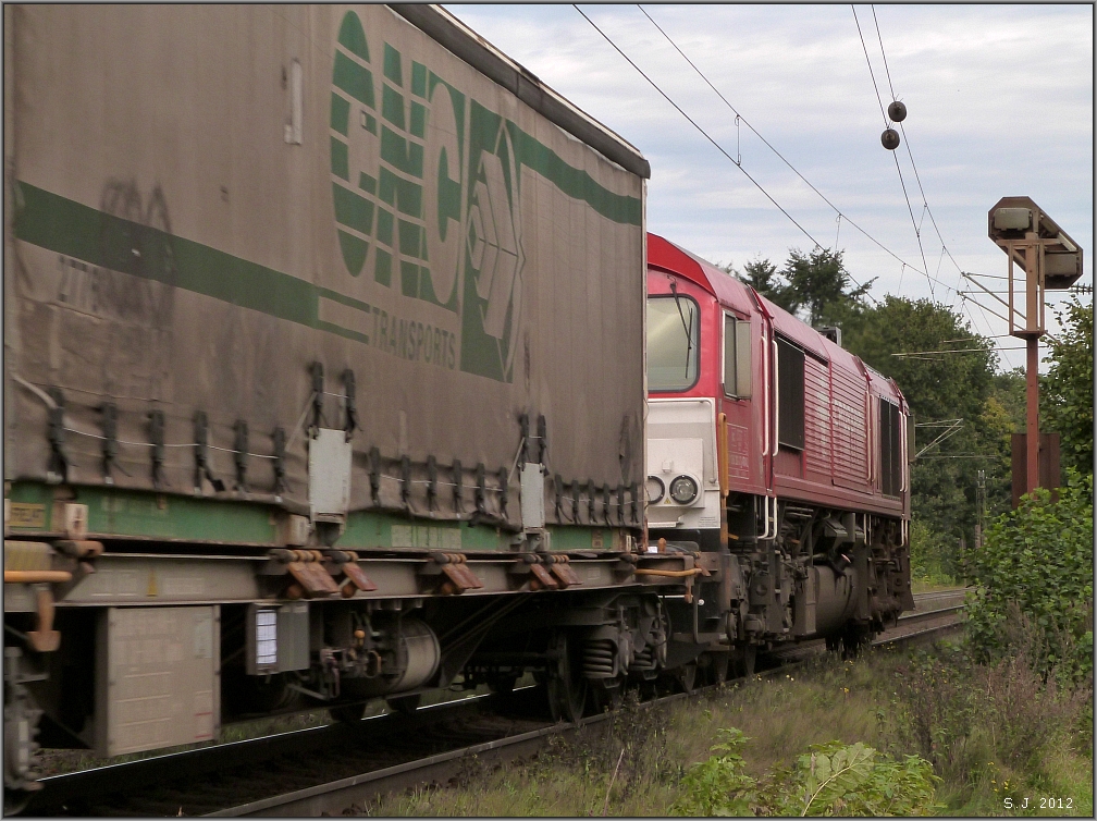 Downtown nach Aachen West. Mit Gterfracht aus Belgien am Haken gehts bergab fr die Crossrail Class 66. Location: Montzenroute Gemmenicher Weg (Aachen) im Okt.2012.