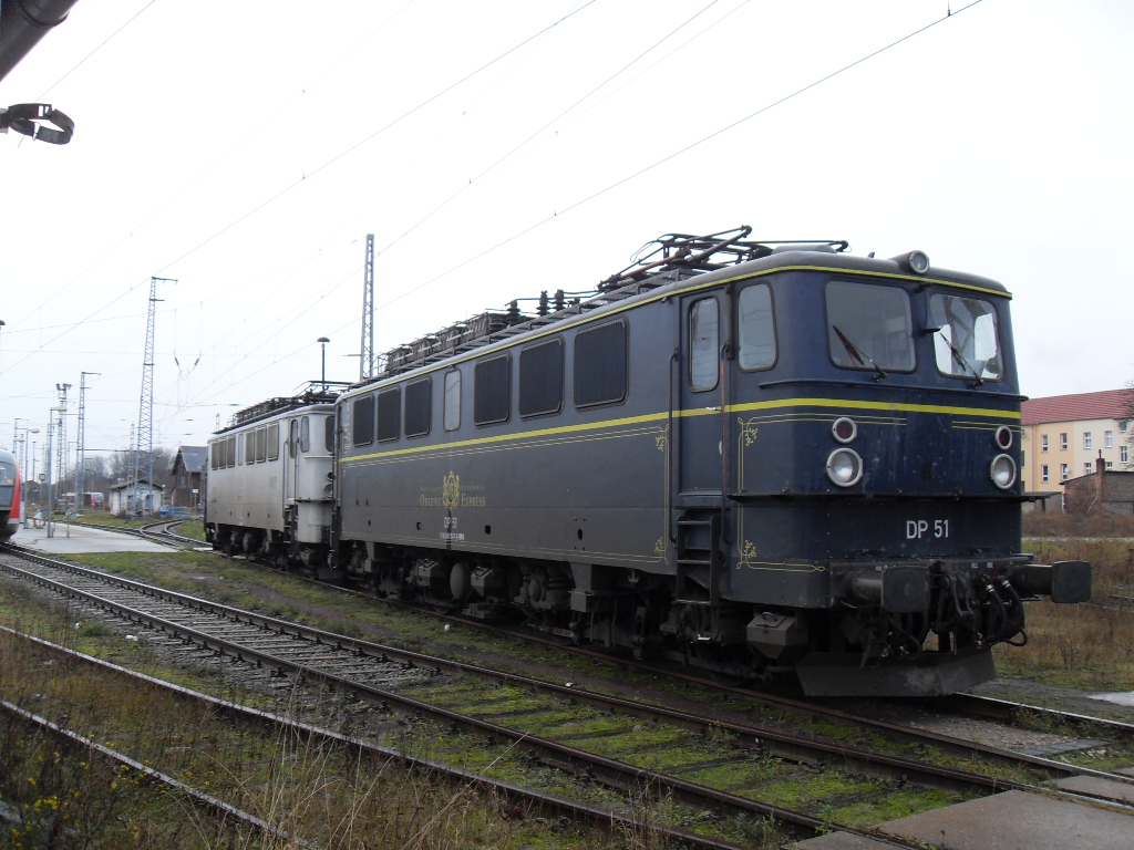 DP 51 (142 157-7) mit einer Schwesterlok standen sie am12.12.2009 in Stendal. 