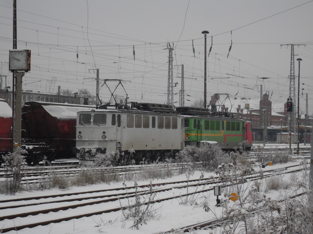 DP 52 (142 134-6)und DP61 ( 142 118-9)standen am 19.12.2010 in Stendal. 