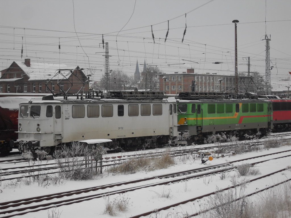 DP 52 (142 134-6)und DP61 ( 142 118-9)standen am 19.12.2010 in Stendal. 

