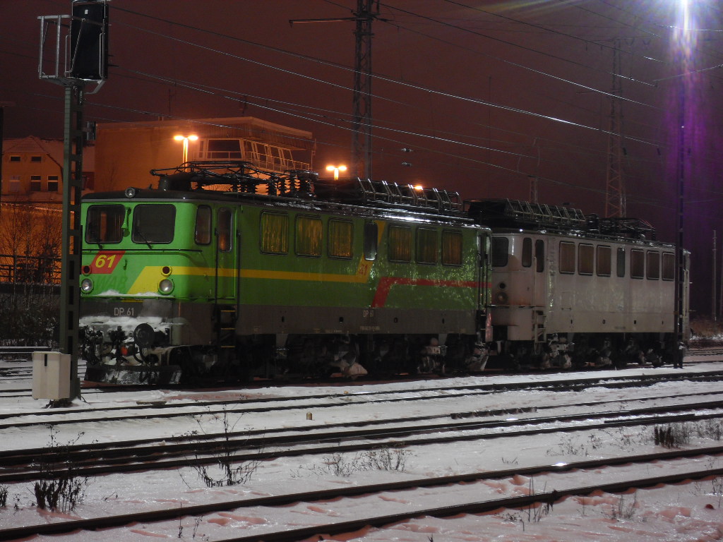 DP 52 (142 134-6)und DP61 ( 142 118-9)standen am 23.12.2010 in Stendal. 

