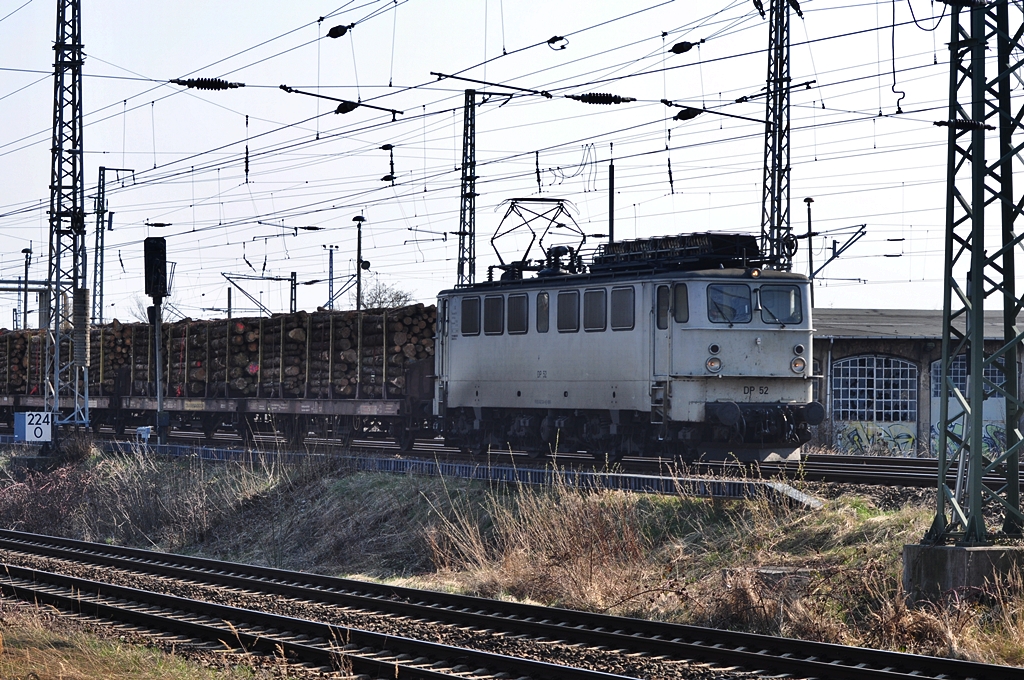 DP 52 fhrt nach kurzem Halt an der Einfahrt mit einem Holzzug, in den Bf Stralsund ein am 14.04.2010