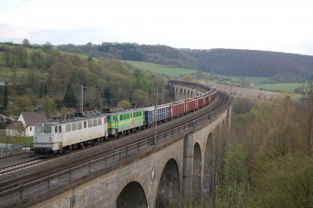 DP 53 & DP 61 der Energy Rail mit ihrem Gterzug von Paderborn Gbf nach Dornburg (Saale), berquerten am 25.04.2010 den Bekeviadukt in Altenbeken.