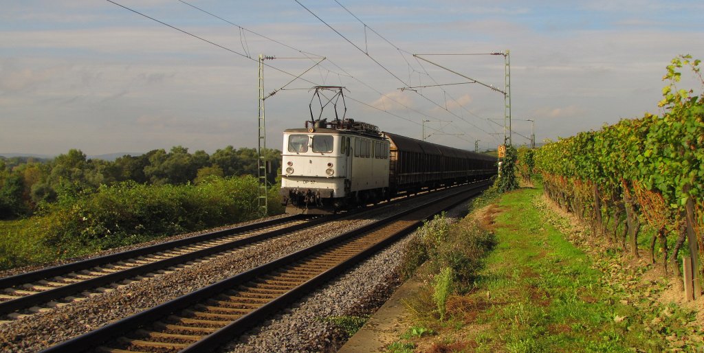 DP 57 (142 126-2 D-WAB) mit dem DGS 88913 von Langenfeld nach Wassertrdingen, bei Erbach (Rheingau); 06.10.2010