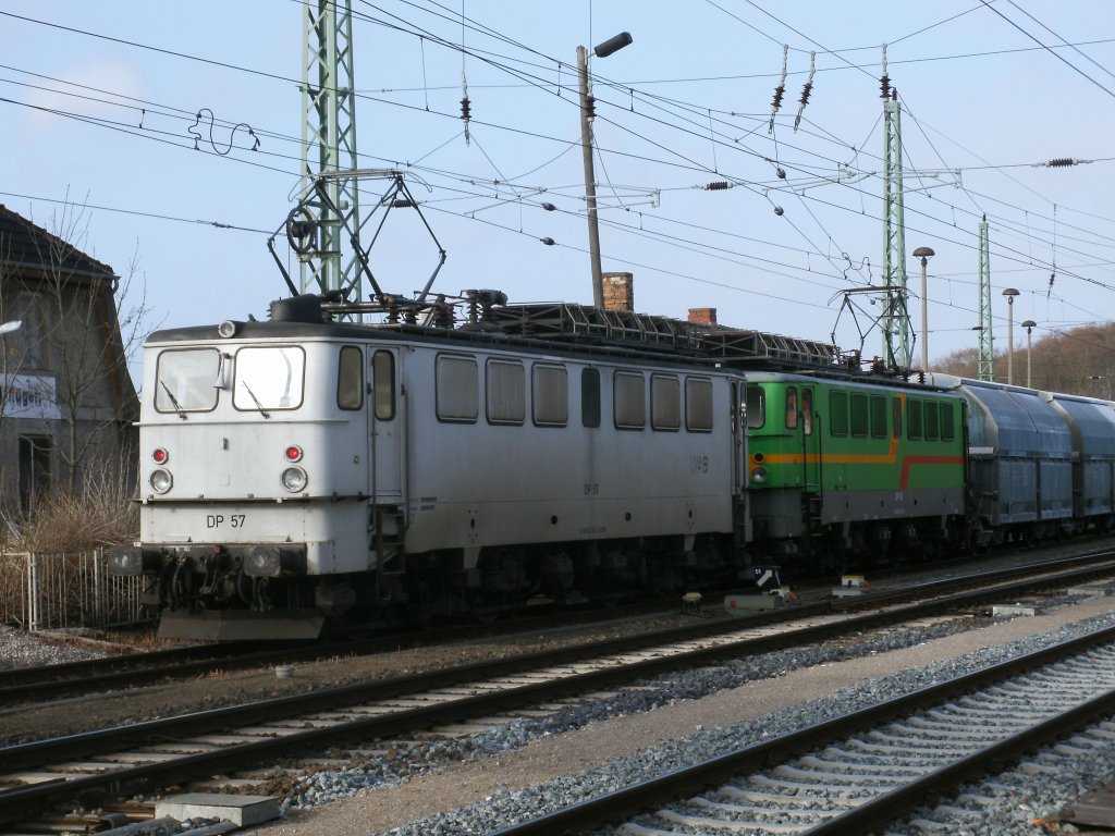 DP-57 und 58 stellten am Nachmittag,vom 08.April 2011,in Bergen/Rgen,Kreidewagen von Klementelvitz ab.