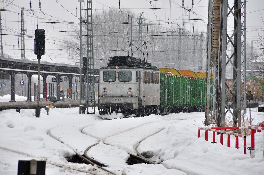 DP 57 wartet mit einem Holzzug im Bf Stralsund Richtung Rostock auf ihre Ausfahrt am 16.02.2010