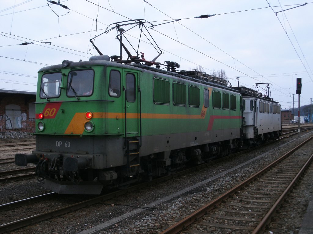 DP-60 und 54 standen am 21.Mrz 2011 in Bergen/Rgen fr die Rckfahrt nach Klementelvitz am Ausfahrsignal.