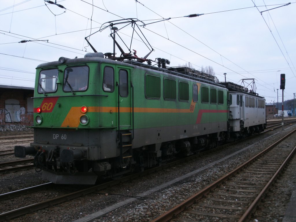 DP-60 und 54 standen am 21.Mrz 2011 in Bergen/Rgen fr die Rckfahrt nach Klementelvitz am Ausfahrsignal.