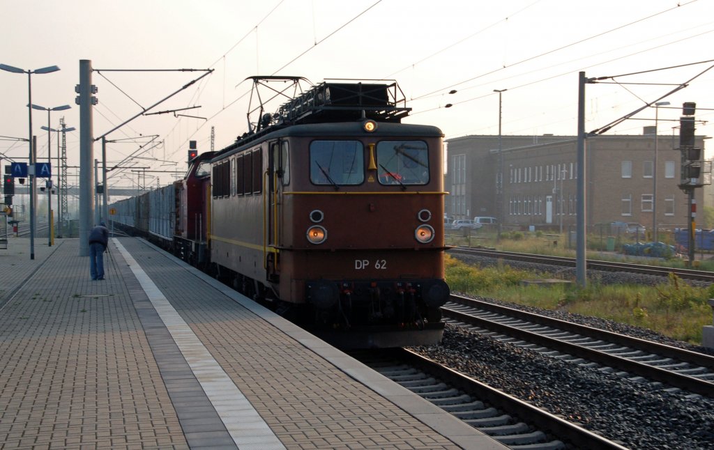 DP 62 und eine Kubecon-V 100 fahren am 29.05.10 mit einem Holzzug durch Bitterfeld Richtung Halle oder Leipzig.