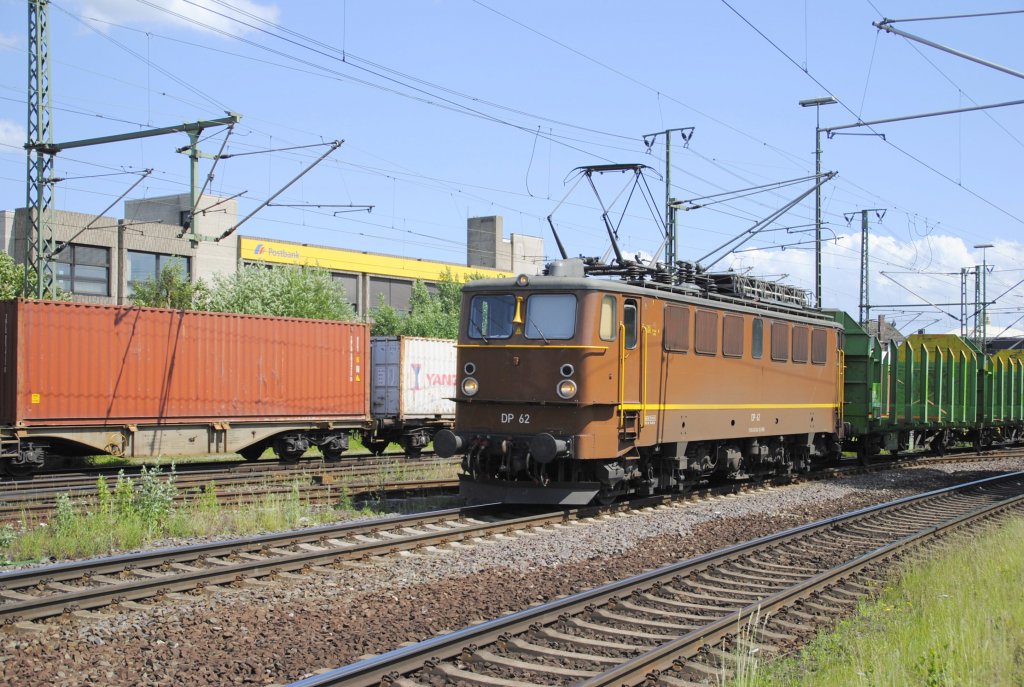 DP 62 zieht einen lerren Holztransportzug, duch Lehrte am 11-06´10.