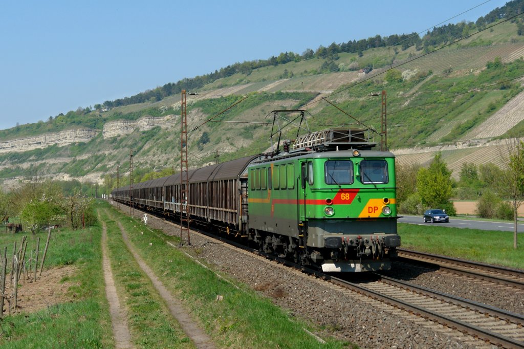 DP 68 mit dem Henkelzug am 19.04.2011 unterwegs bei Thngersheim.