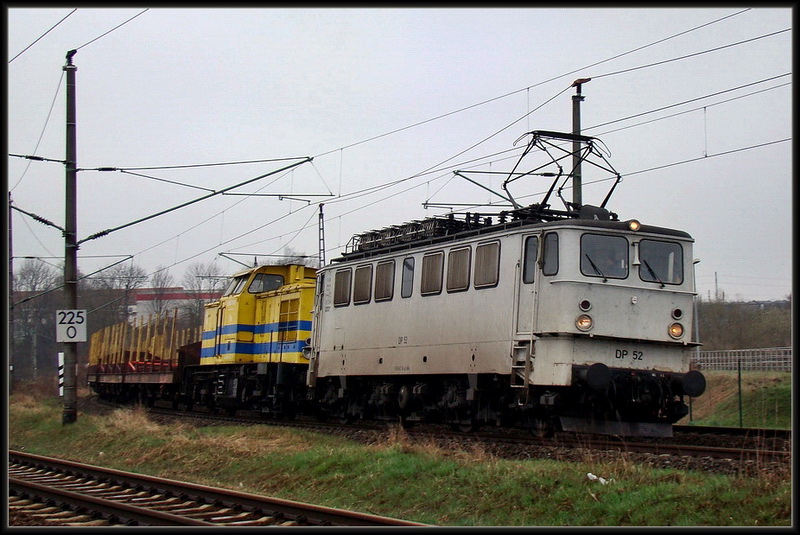 DP52 & Kubecon 16 sind mit ihrem Holzleerzug kurz vor dem Bhf Stralsund - Rgendamm.    am 11.04.10 