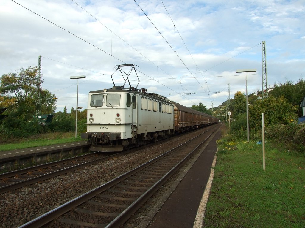 DP57 (ex 142 126) mit dem DGS88913 (Langenfeld-Wassertrdingen) bei der Durchfahrt in Vallendar/Rhein.06.10.2010 