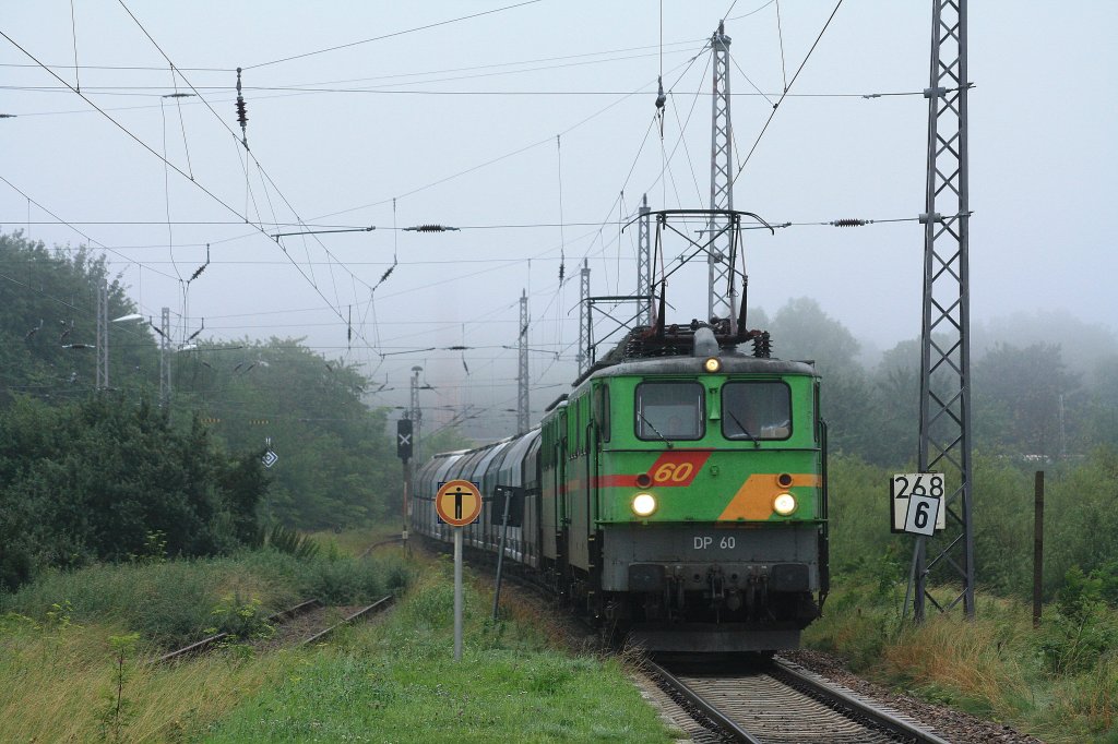 DP60 fhrt mit einem Kreidezug am sehr vernebelten 22.07.2011 durch Sagard (Rgen).


