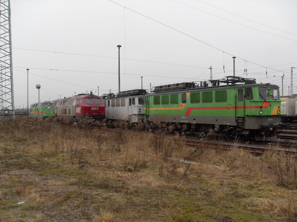 DP61(142 118)DP52(142 134)OHE200086(216 158)DP25(228 719)und die verdeckte 203 214 standen am 22.01.2011 in Stendal.