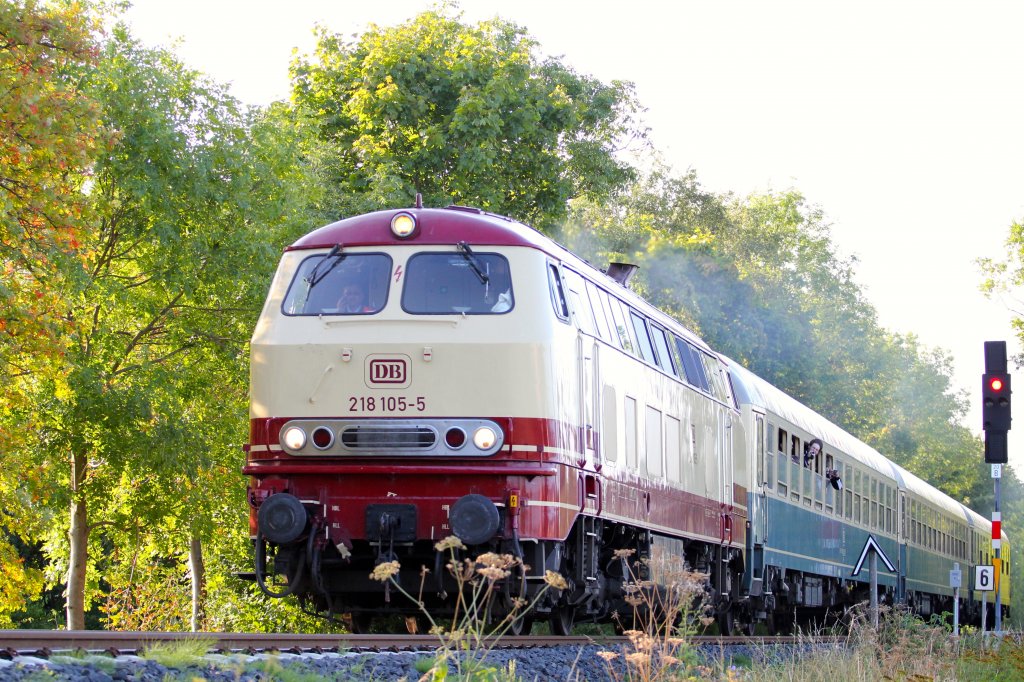 DPN24870, der erste Sonderzug zum Kurhessenbahnfest am 1.9.2012 mit 218 105 und einer schnen IC-Wagen Einheit von Korbach nach Brilon Stadt kurz hinter Korbach.