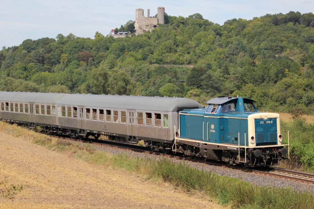 DPN25455 mit 212 378 und drei Silberlingen in Volkmarsen. im Hintergrund die Kugelsburg. Hier am 2.9.2012 von Korbach nach Wolfhagen. 