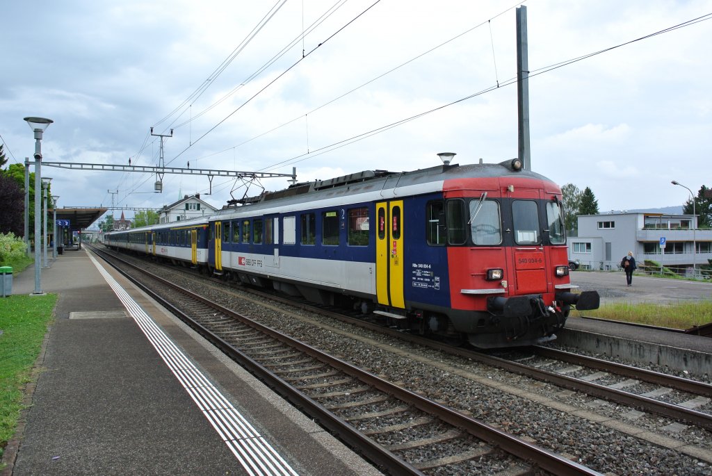 DPZ Mangel in Zrich: Ersatz S24 20449 mit dem fhrendem RBe 540 034-6 beim Zwischenhalt in Rschlikon, 30.08.2012