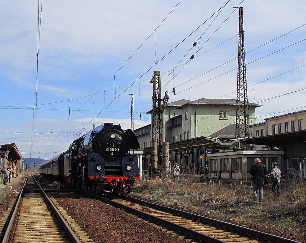 DR 01 0509-8 mit dem DPE 207 von Chemnitz nach Saalfeld, in Naumburg (S) Hbf; 20.03.2010