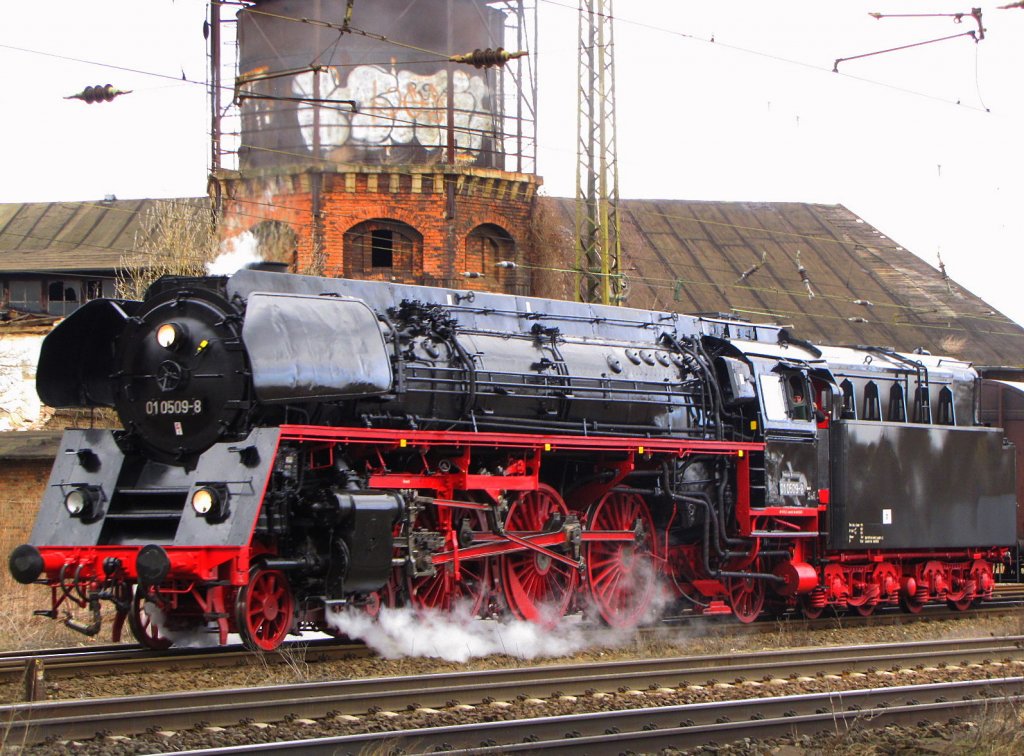 DR 01 0509-8 (Rbd Erfurt, Bw Saalfeld) der Prenitztalbahn vor dem ehem. Bw Naumburg. Sie brachte einen Sonderzug von Chemnitz nach Saalfeld; 20.03.2010