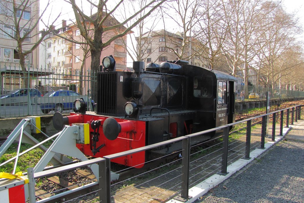 DR 100 201-3 (ehem. Rbd Erfurt) am 28.03.2011 als Denkmallok am Zollhafen in Mainz.