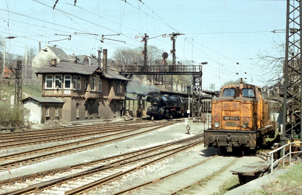 DR 106 151-4 am 22.04.1982 im Arbeitszugdienst neben dem Stellwerk Cb in Camburg (S). Das Foto hat mein IG Unstrutbahn e.V. Mitglied Klaus Pollmcher gemacht.