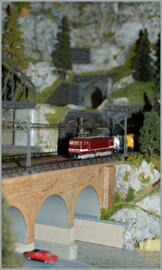 DR 143 361-4 mit einen Kesselwagenzug unterwegs auf meiner Z-Anlage. 
6. Nov.2010 