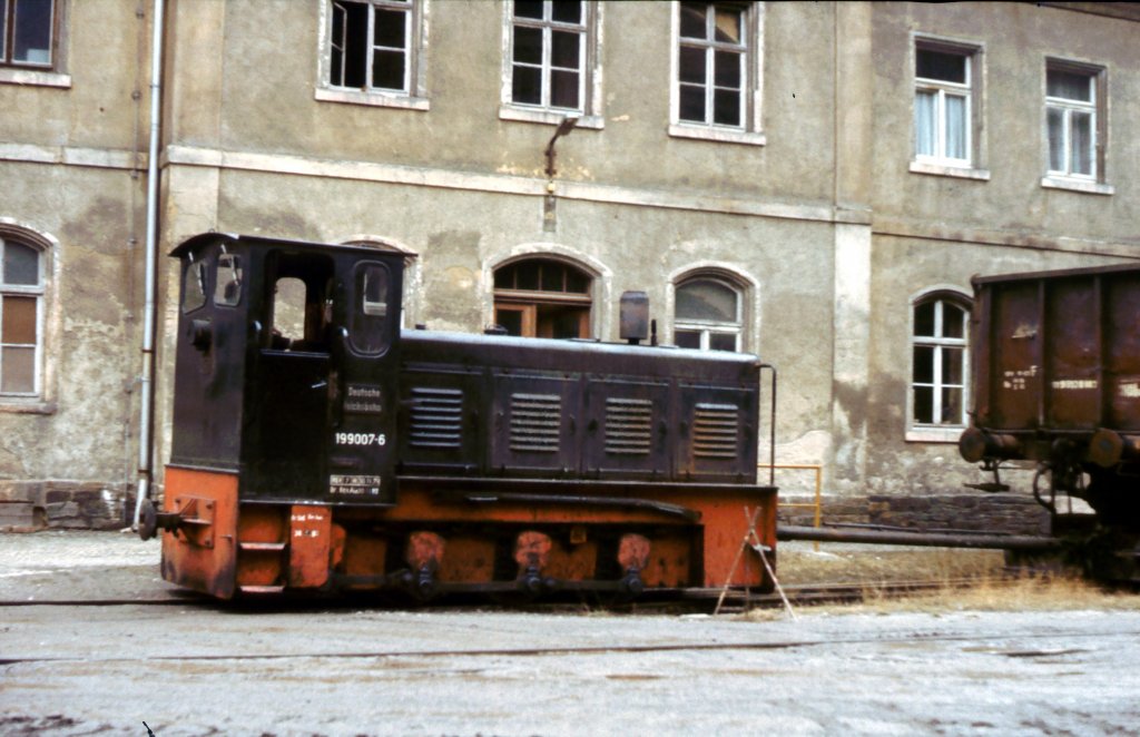 DR 199 007-6 beim bedienen des Anschlusses der Papierfabrik Wilischthal am 27.01.1983. Das Foto hat mein IG Unstrutbahn e.V. Mitglied Klaus Pollmcher gemacht.