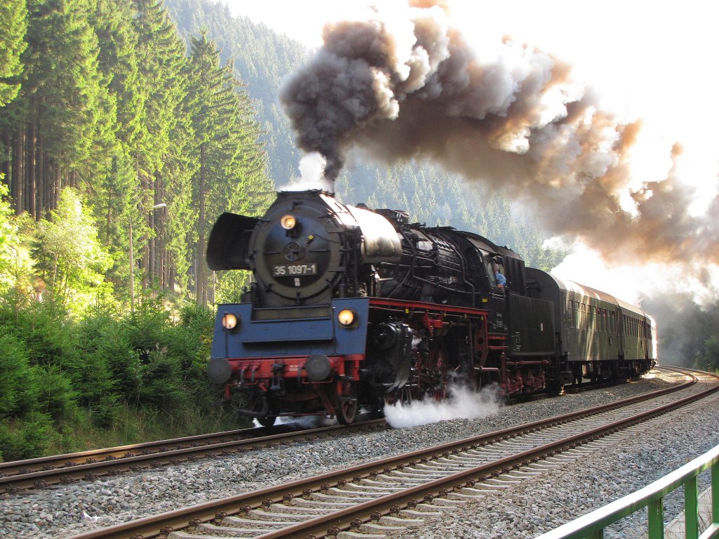 DR 35 1097-1 mit dem DPE 88574 von Meiningen nach Berlin-Schneweide Pbf, bei Oberhof; 04.09.2010