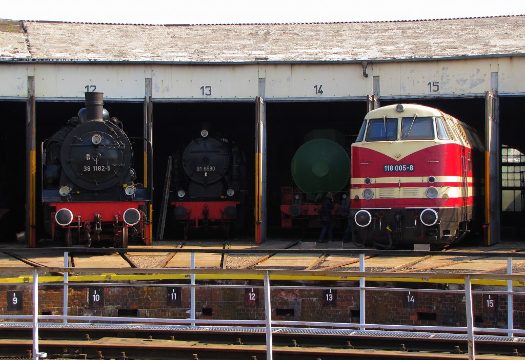 DR 38 1182-5 + 91 6580 + 118 005-8 im Museum Bw Arnstadt historisch; 25.04.2011