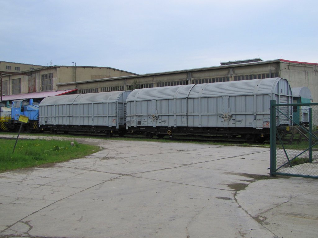 DR 415 8900-0 + 415 8901-8 (Bf Halle S�d) bei Arco am Zementwerk Karsdorf; 01.05.2010