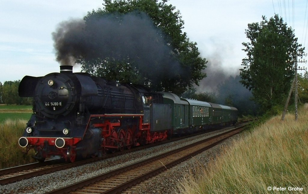 DR 44 1486-8 vom Eisenbahnfreunde Stafurt e.V. mit Sonderzug am Abend auf der Rckfahrt von Aken nach Stafurt, KBS 334 Dessau -  Aschersleben, fotografiert zwischen Biendorf und Baalberge am 18.08.2012 --> Der Sonderzug war an diesem Tag anlsslich Stadtjubilum Aken zwischen Kthen und Aken gependelt. 