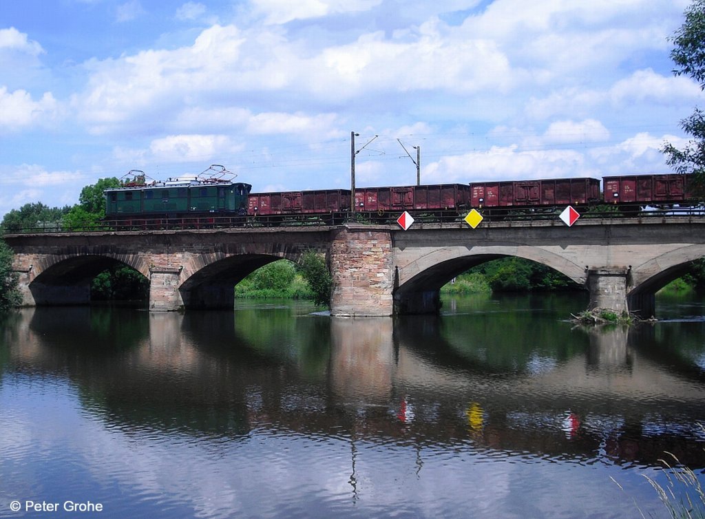 DR 7710 mit Fotogterzug Grokorbetha - Angersdorf, KBS 590 Halle - Nordhausen, fotografiert auf der Saalebrcke bei Angersdorf am 09.07.2011