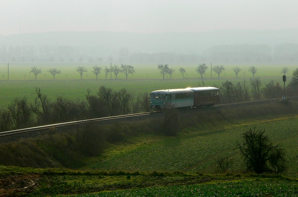 DR 772 367-9 + 171 056-5 als DPE 31830 von Reuth (V) nach Laucha, bei Kleinjena; 12.12.2009 
