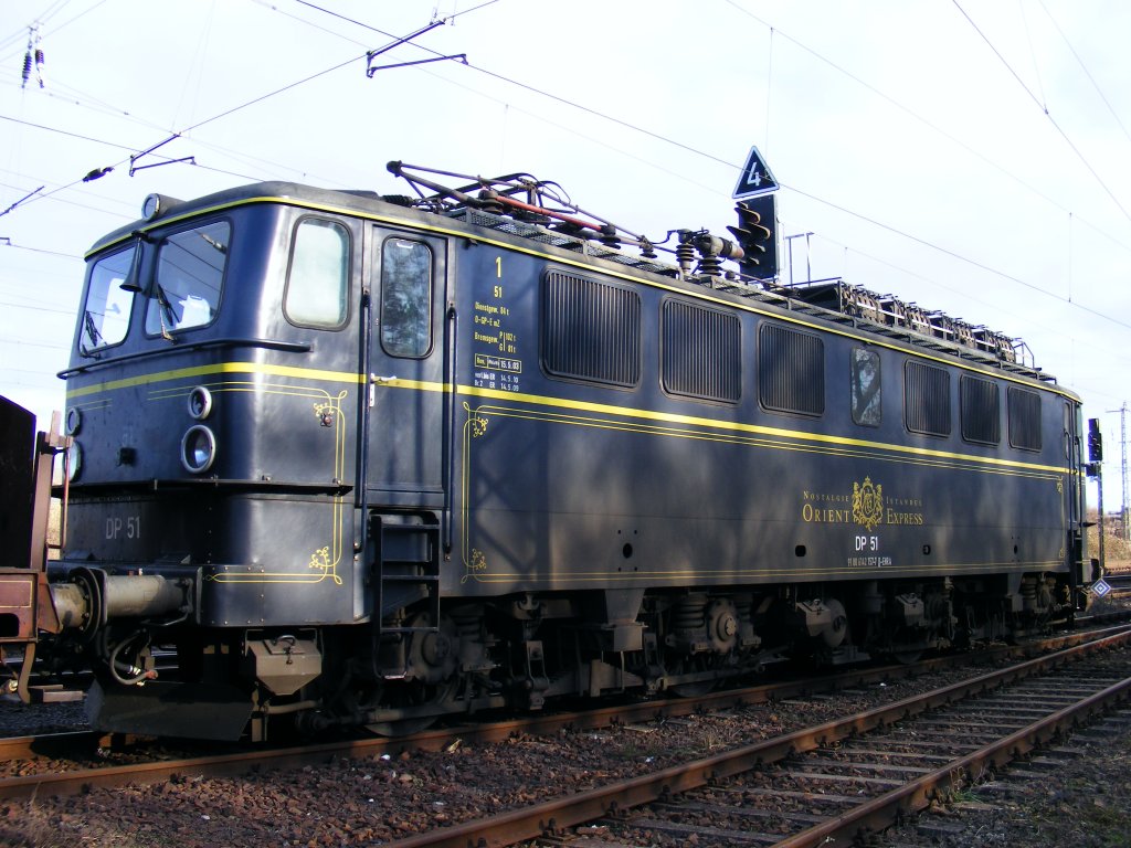 DR E11 ehemals WAB abgestellt am 26.12.2009 in Magdeburg Sudenburg
im schnen  Orient Express  - Design