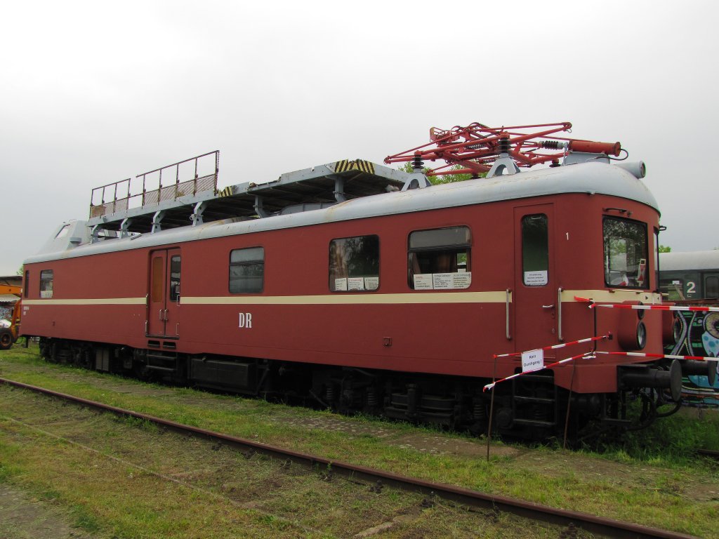 DR ORT 137 711 (188 201-8) am 25.05.2013 beim 18. Eisenbahnfest unter dem Motto  DR E-Loktreffen  des Thringer Eisenbahnvereins im ehem. Bw Weimar.