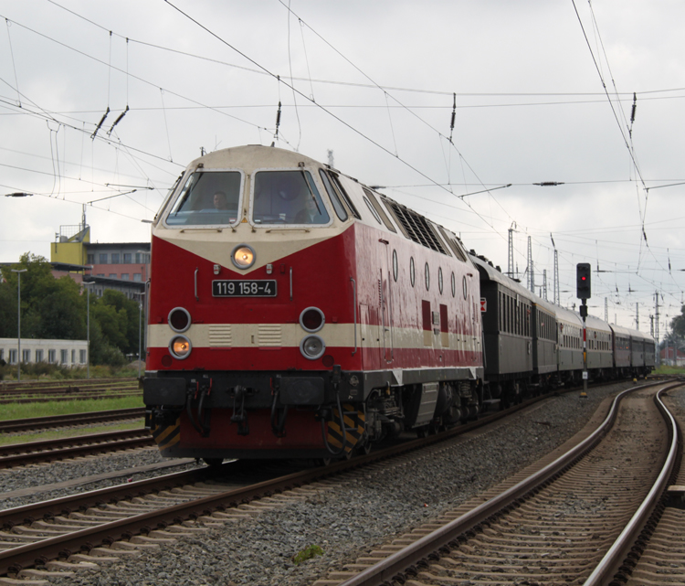 DR-U-Boot 119 158-4 von Berlin-Schneweide nach Warnemnde im Rostocker Hbf.(13.08.2011)