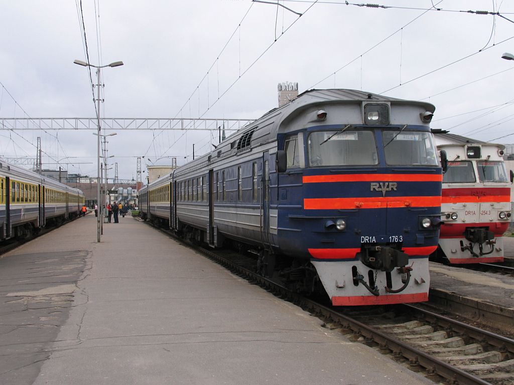 DR1A-176.3/DR1A-311.6 mit Regionalzug 618RJ Riga Pasazieru-Daugavpils auf Bahnhof Riga Pasazieru am 3-5-2010.