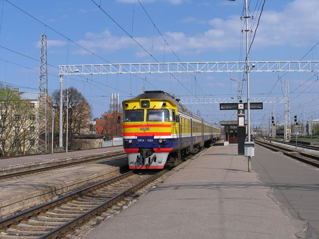 DR1A-1853/DR1A-1851 mit Regionalzug 66JP Valga-Riga Pasazieru auf Bahnhof Riga Pasazieru am 2-5-2010.
