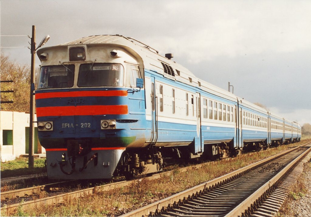 DR1A 202 als Nahverkehrszug nach Gomel bei der Ausfahrt in Prudovka. Die Aufnahme entstand nachmittags im Oktober 2001, genauer weiß ich das nicht mehr. (Scan vom Foto) 