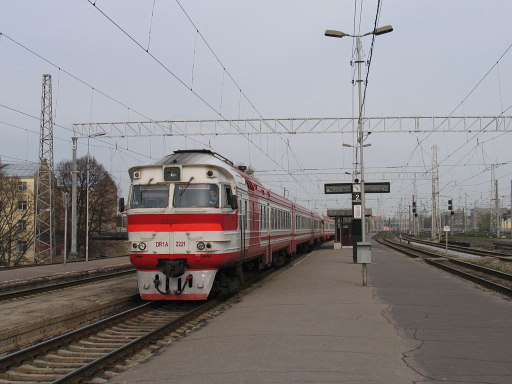 DR1A 2221/DR1A-222.6 und DR1A-246.3/DR1A-246.4 mit Regionalzug 601RJ Daugavpils-Riga Pasazieru auf Bahnhof Riga Pasazieru am 30-4-2010.