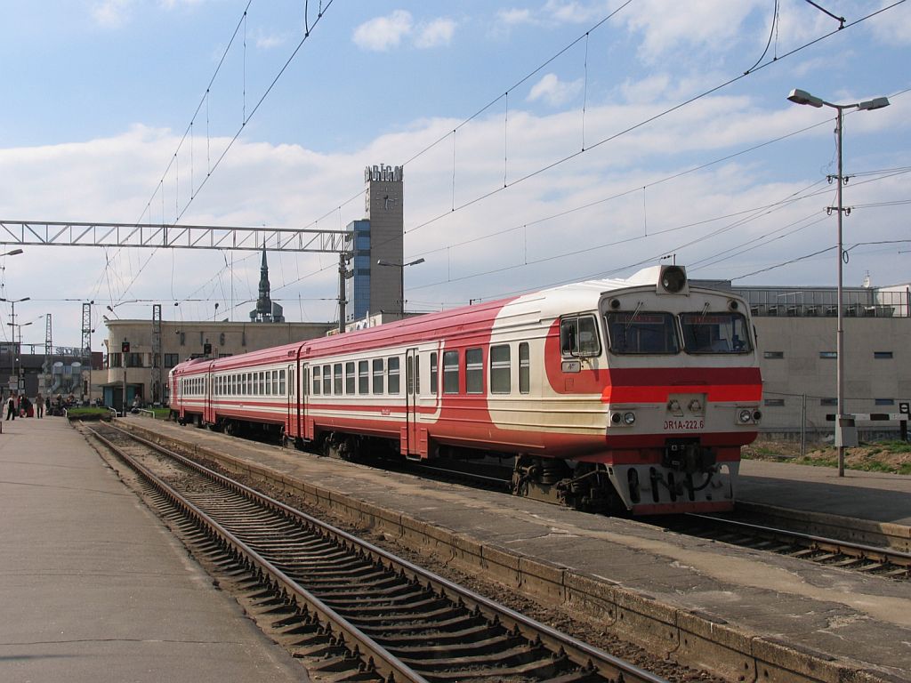 DR1A-222.6/DR1A-2221 mit Regionalzug 650RJ Riga Pasazieru-Sigulda auf Bahnhof Riga Pasazieru am 2-5-2010.