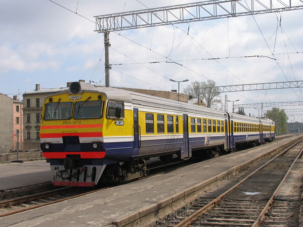 DR1A-227.6 Regionalzug 646KH Riga Pasazieru-Cesis auf Bahnhof Riga Pasazieru am 1-5-2010.